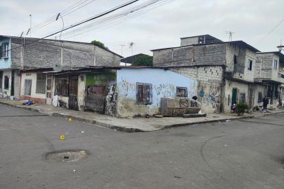 Circunstancias. En la escena donde se cometió el triple crimen, en la cooperativa Proletarios sin Tierra, la policía encontró 53 vainas percutidas.