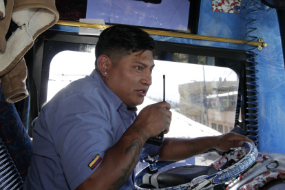 Conductor. Gustavo Molina muestra los implementos con los que cuentan para protegerse.