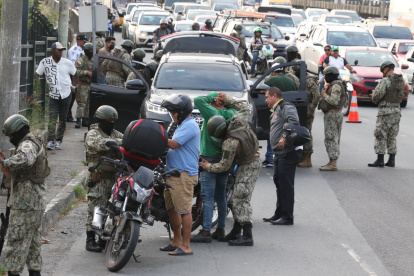 Control. Los estados de excepción han permitido a las fuerzas del orden hacer registros y controles de armas.