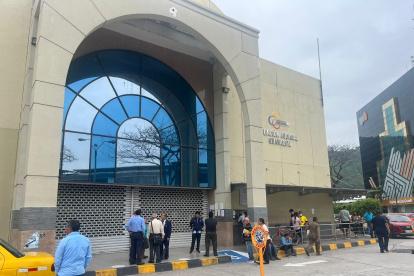 Agentes de la Policía inspeccionan el sitio para tratar de encontrar el supuesto artefacto explosivo.