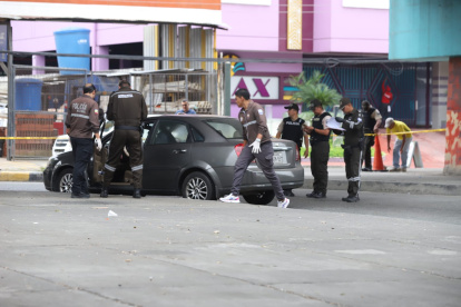 Agentes de Criminalística y grupos élite analizan el vehículo en el que se movilizaba la decana.