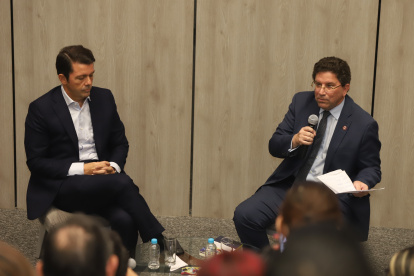 Francisco Jiménez acompañado de Santiago Velázquez, decano de la facultad de Derecho de la UEES y encargado de la presentación.