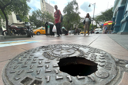 Hecho. En 9 de Octubre y Rumichaca es evidente el daño en la cubierta.