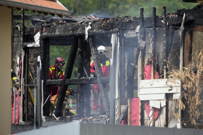 Restos del albergue destruido por un incendio en Alsacia.