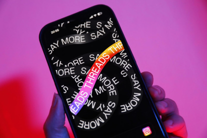 Vista de un teléfono móvil en el que se ve la aplicación Threads, de Meta.