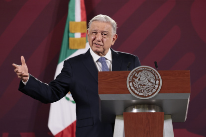 El presidente de México, Andrés Manuel López Obrador, habla hoy 9 de agiosto durante su conferencia de prensa matutina en Palacio Nacional, en Ciudad de México (México). La canciller mexicana, Alicia Bárcena, abordará la migración, el narcotráfico y el comercio en su primera visita oficial a Washington el miércoles, según reveló este martes el presidente López Obrador. EFE/José Méndez