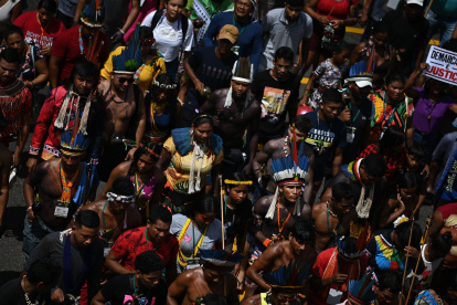 Los indígenas de la Amazonía brasileña, se manifesitan en favor de conservar la selva.