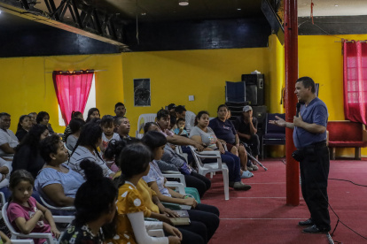 Un centenar de migrantes de diversas nacionalidades, que se encuentran resguardados en un albergue de la fronteriza ciudad de Tijuana, comenzaron este lunes un ayuno indefinido para pedir que les sean concedidas las solicitudes de asilo en Estados Unidos, debido a que la mayoría de ellos llevan más de tres meses esperando, hoy en el albergue Ágape Misión Mundial, en la fronteriza de Tijuana, Baja California (México). EFE/Joebeth Terríquez