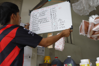 Tabla. Los comerciantes tienen la obligación de publicar los precios y se quejan de que el caso de los huevos todos los días sube de costo.