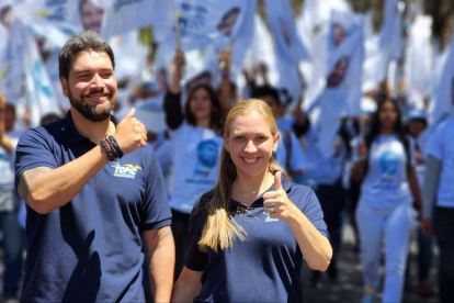 Jan Topic en campaña junto a su esposa.