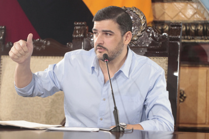 Presentación.  Aquiles Álvarez difundió el audiovisual en el Salón de la Ciudad, Municipio de Guayaquil.