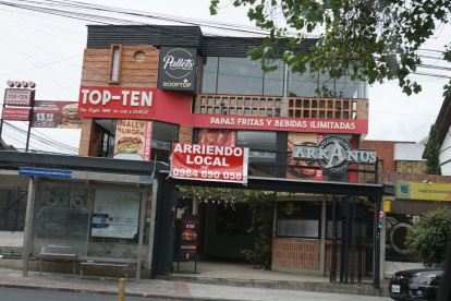 1. Norma. Existen locales con permiso de restaurantes, pero se expende licor, aseguran autoridades. 2. Antes. Locales de este estilo eran con los que convivían en la Real Audiencia hace unos años. 3. Ordenamiento. La presencia de mecánicas genera molestia.