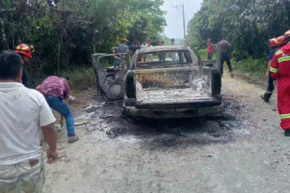 Hechos. Así quedó la camioneta incendiada dentro de la zona minera. Se observan impactos de los disparos.