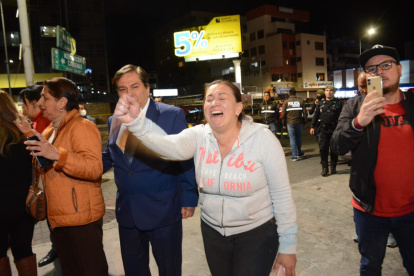 Simpatizantes de Fernando Villavicencio muestran su dolor e indignación en las calles de Quito.