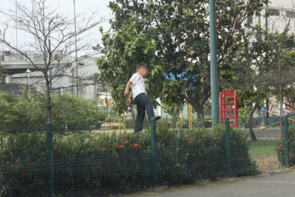 Hecho. La falta de cuidado genera peligro para los niños que utilizan el área.
