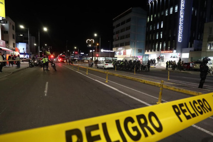 La zona afuera del coliseo donde el candidato a la Presidencia de Ecuador Fernando Villavicencio fue asesinado permanece acordonada por las autoridades este 9 de agosto de 2023, en Quito (Ecuador).