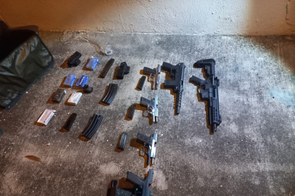 Evidencias. Fusiles, pistolas y subametralladores, son parte de las evidencias encontradas por la Policía.