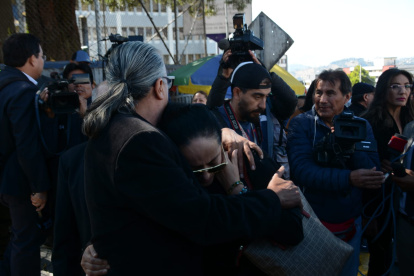 Familiares de Fernando Villavicencio llegaron a la morgue de Quito.