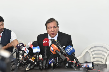 El abogado Luis Fernández brindó declaraciones a la prensa.