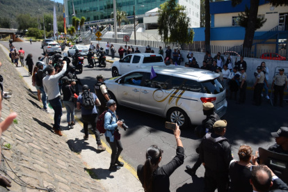 Simpatizantes y militantes de Construye llegaron hasta Medicina Legal a donde fue trasladado el cuerpo de Villavicencio.