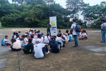 Los héroes trabajan desde su campo de acción para el país
