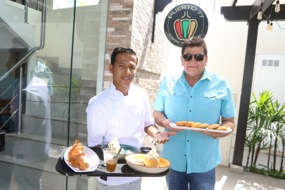 Los anfitriones muestran las especialidades de Puerto 77