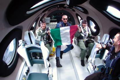 Fotografía cedida hoy por Virgin Galactic que muestra a personas en su anterior vuelo espacial comercial, Galactic 01.