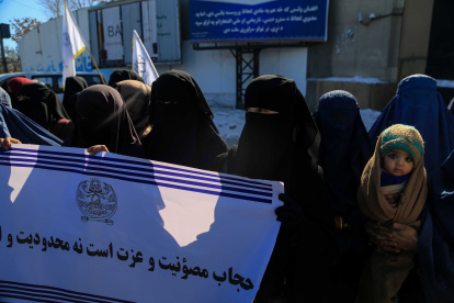 Foto de archivo. Un grupo de mujeres simpatizantes de los talibanes se manifiesta en favor de la vestimenta femenina que cubre el rostro con una pancarta donde se puede leer: "el velo no limita a la mujer, sino que la honra". EFE/EPA/Stringer