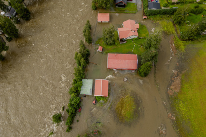 Imagen de las inundaciones causadas por el desbordamiento del río Dokka, Noruega.