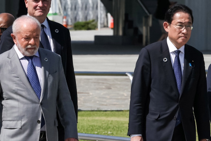 Fotografía de archivo, tomada el pasado 21 de mayo, en la que se registró un encuentro del presidente de Brasil, Luiz Inácio Lula da Silva (i), y el primer ministro de Japón, Fumio Kishida .