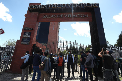 Fotografía de la entrada a la sala funeraria donde será velado el cuerpo del candidato presidencial Fernando Villavicencio hoy, en Quito (Ecuador).