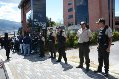 Policías custodian el lugar donde se están velando los restos de Fernando Villavicencio.