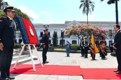 Homenaje. El alcalde realizó la ofrenda a los héroes del 10 de Agosto.