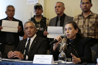 El general Patricio Carrillo y Andrea González Nader, entre otros partidarios del asesinado candidato presidencial Fernando Villavicencio, ofrecieron una rueda de prensa hoy, en Quito (Ecuador).