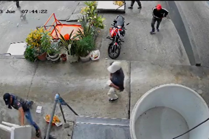 Asalto al mercado Caraguay queda registrado en cámaras de vigilancia.