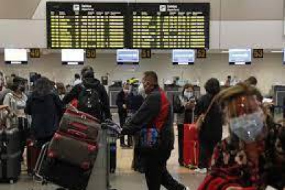 Terminal.- Un grupo de pasajeros en el aeropuerto de Lima.