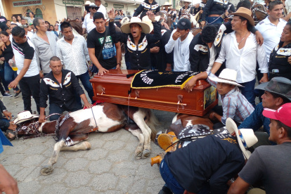 Dolor y tristeza. Los restos de Ricardo Arturo Barzola Cruz fueron sepultados en el cementerio de Nobol.