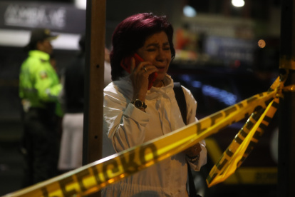 Quito. Una simpatizante del candidato a la Presidencia de Ecuador Fernando Villavicencio reacciona afuera de la clínica a donde fue llevado el político tras un ataque que le costó la vida hoy, en Quito (Ecuador). Villavicencio fue asesinado este miércoles tras ser disparado por desconocidos a la salida de un mitin electoral de su campaña electoral en un céntrico sector de Quito, según confirmó el Gobierno ecuatoriano. El ministro del Interior, Juan Zapata, ha confirmado el crimen en declaraciones recogidas por varios medios de información y ha asegurado que el ataque fue perpetrado por sicarios que, además, han herido a otras personas.