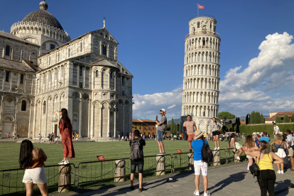 Festejos. La ciudad de Pisa celebra los 850 años de su mayor icono.