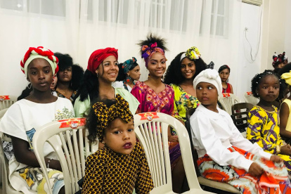 Raíces. Un grupo de niñas y adolescentes aparece con sus tocados multicolores. Ellas también hicieron presencia durante la reunión en la ciudad de San Lorenzo.