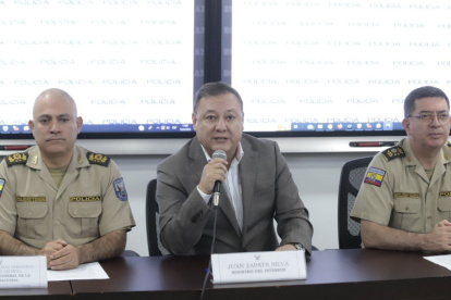 Juan Zapata, ministro de Interior, dio a conocer detalles de los sospechosos en rueda de prensa