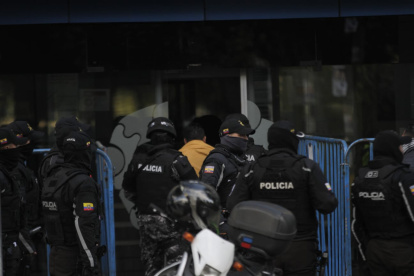 Exteriores del la unidad de Flagrancia donde se encuentran detenidos los presuntos autores de la muerte del candidato Fernando Villavicencio