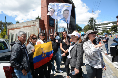 Simpatizantes del candidato presidencial hicieron presencia fuera de la funeraria.