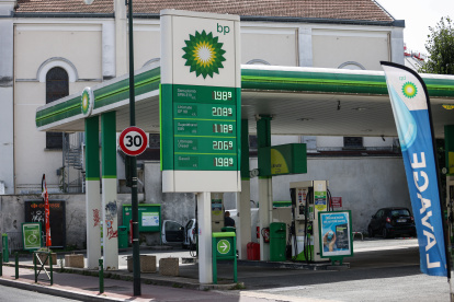 Paris (France), 10/08/2023.- Gasoline and diesel prices are shown outside a gas station in Malakoff near Paris, France, 10 August 2023. Fuel prices at the pump have an increase of 14 cents per litre for diesel, and 11 cents more for unleaded 95 in France. (Francia) EFE/EPA/MOHAMMED BADRA