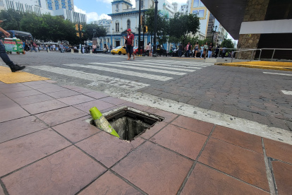 En 9 de octubre y Pedro Carbo hay un cajetín subterráneo que no tiene tapa.