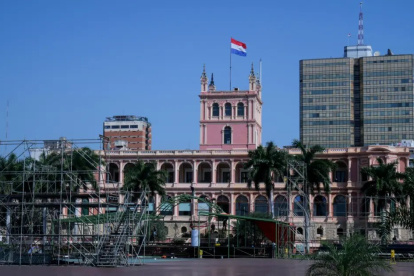 Se levanta una tarima para la investidura de Santiago Peña