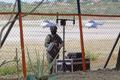 Policías inspeccionan una zona el Aeropuerto Internacional Camilo Daza de la ciudad de Cúcuta (Colombia). La Policía colombiana detonó de manera controlada una maleta cargada con explosivos que fue encontrada en el perímetro del aeropuerto internacional Camilo Daza, de Cúcuta, la principal ciudad de la frontera con Venezuela, lo que obligó a la suspensión de las operaciones aéreas. EFE/ Mario Caicedo