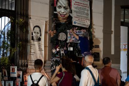 Familiares e integrantes de colectivos de personas desaparecidas, participan hoy en una velada para recordar la desaparición de Griselda Mayela Álvarez, en la ciudad de Monterrey (México).