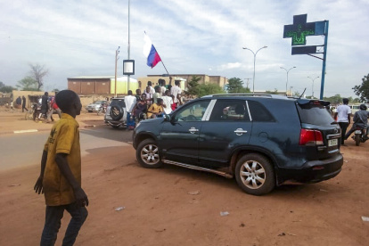 Miles se congregaroN cerca la base militar francesa en Niamey, en las proximidades del aeropuerto de la capital, para expresar su apoyo a la junta golpista en Níger y exigir la retirada de las dotaciones galas.