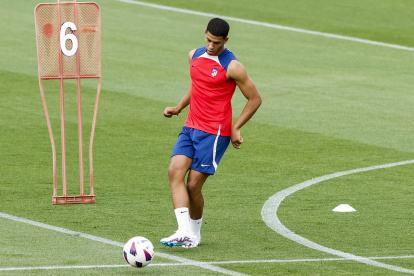 ***CORREGIR FECHA - MADRID (ESPAÑA), 09/08/2023.- El defensa uruguayo del Atlético de Madrid Santiago Mouriño entrena este miércoles, en Majadahonda (Madrid). EFE/ Mariscal